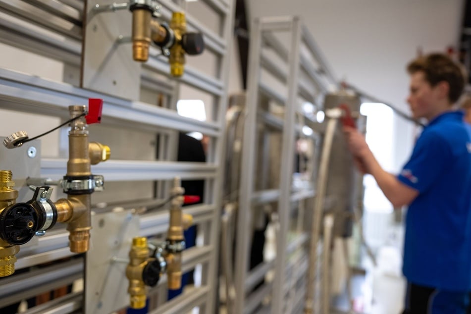 Wer eine Ausbildung, beispielsweise im Handwerk vorlegen kann, hat derzeit gute Chancen auf dem Arbeitsmarkt. Ohne Berufsabschluss sieht es düster aus. (Symbolbild)