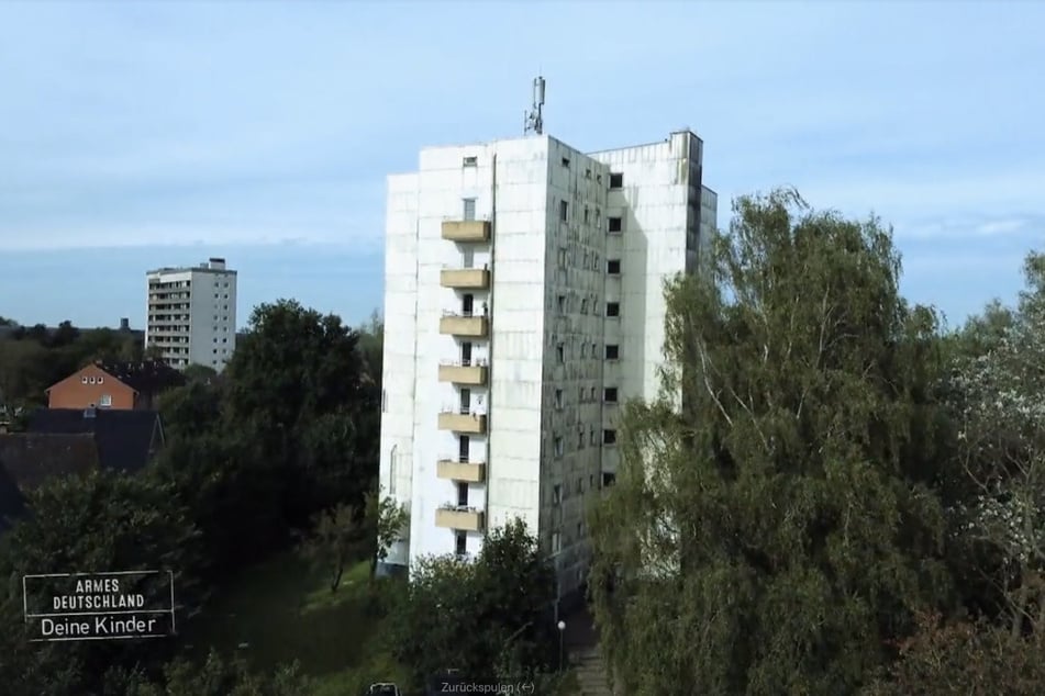 Der Realschüler wohnt mit seiner Mutter Bianca und seiner Schwester Zoe in einem der drei Rendsburger "Horrorhäuser".