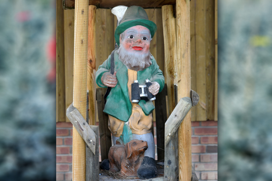 Ein hölzerner Weihnachtsmann überwacht den Eingang zur Baumzucht bei Doberstau.