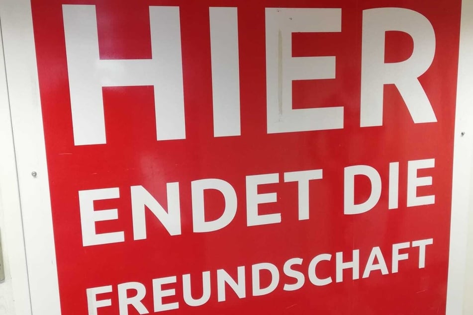 Dieses Schild prangte einst am Ende des Cottbuser Spielertunnels - und weckte bei Gegenspielern schlimmste Befürchtungen.