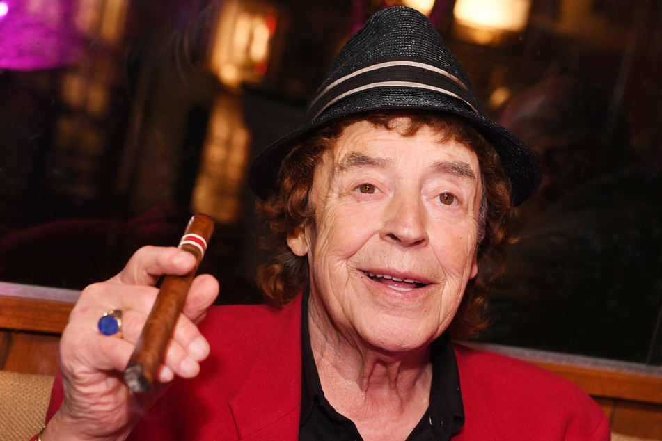 Der in Baden-Baden geborene Tony Marshall (83) wurde 1971 mit dem Hit "Schöne Maid" berühmt. Er ist ausgebildeter Opernsänger, blieb aber dem Schlager treu. Der Entertainer veröffentlichte rund 120 Singles, trat auf Tausenden Veranstaltungen auf und moderierte um die 40 TV-Shows.