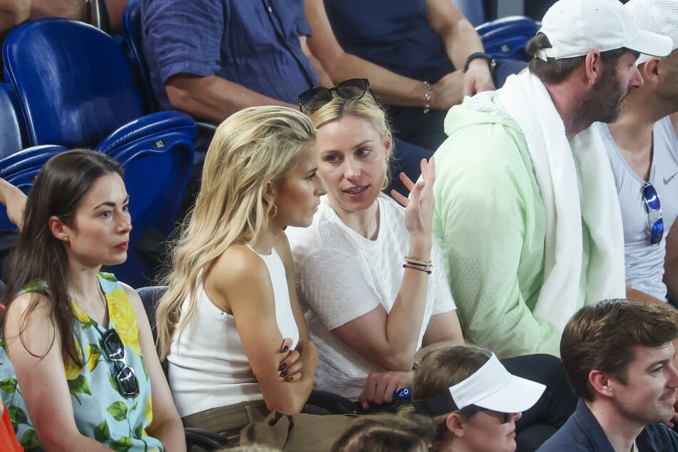 Caro Daur (30, 2.v.l.) hat sich neben Angelique Kerber (38, r.) ein Tennis-Spiel in Australien angesehen.