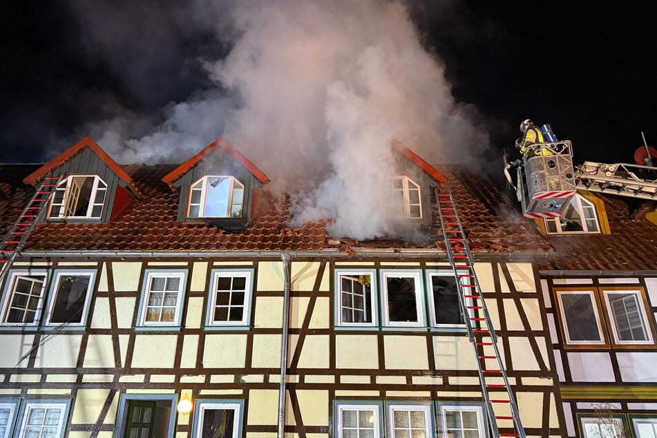 Vor Ort sei bekannt geworden, dass ein Feuer in einer Wohnung im ersten Obergeschoss ausgebrochen sei, so die Polizei.