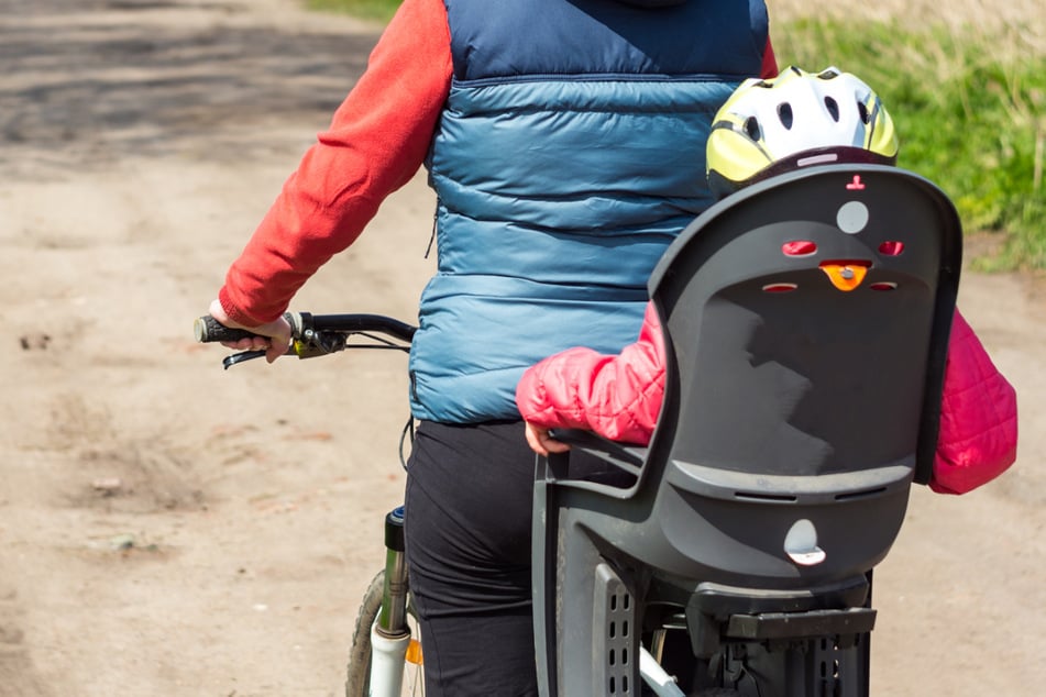 Trotz Helm wurde ein Mädchen schwer verletzt, als sie aus einem Fahrradsitz fiel. (Symbolbild)