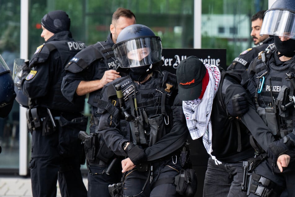 Die Teilnehmer der Demonstration wurden schließlich von der Polizei aus dem "FAZ"-Gebäude entfernt.