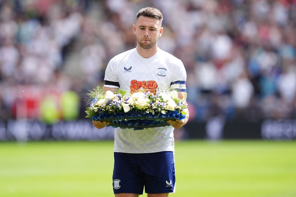 Prestons Kapitän Ben Whiteman (29) legte einen Kranz vor der Liverpooler Fankurve nieder.