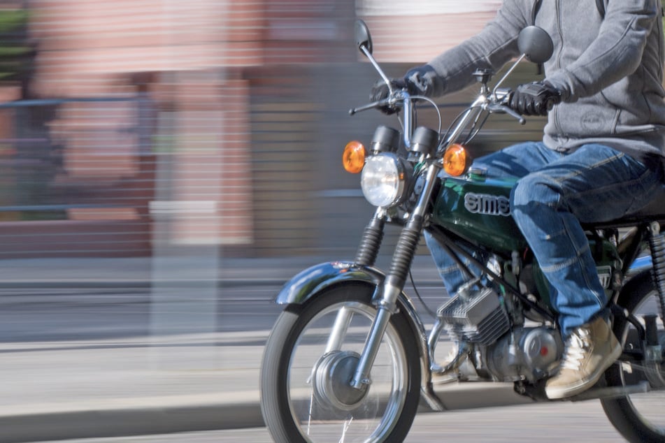 Der Jugendliche (19) war mit seiner getunten Simson in einen Streifenwagen gekracht. (Symbolbild)