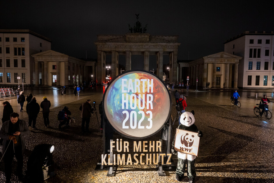 : Die Beleuchtung vom Brandenburger Tor ist für die Aktion "Earth Hour" ausgeschaltet.
