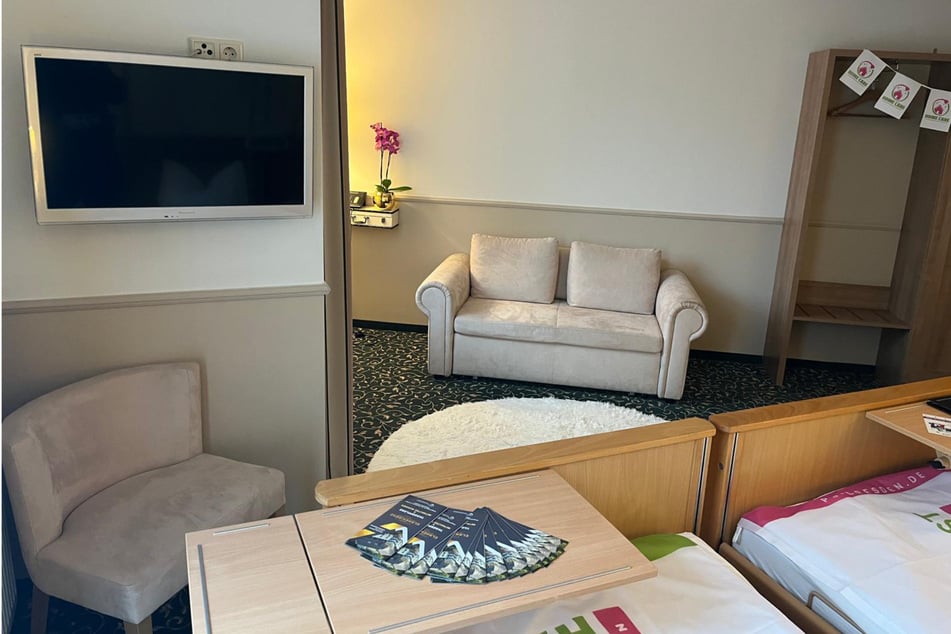 ... und so der Blick vom Bett ins Rauminnere.