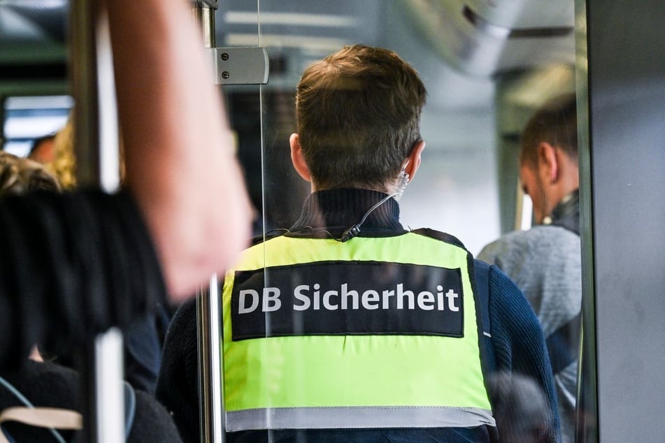 Der verletzte DB-Mitarbeiter liegt noch immer im Krankenhaus. (Symbolfoto)
