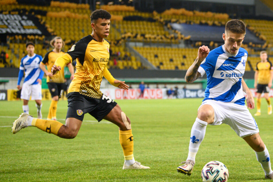 Dynamos Ransford-Yeboah Königsdörffer (l) im Zweikampf mit Darmstadts Marvin Mehlem.