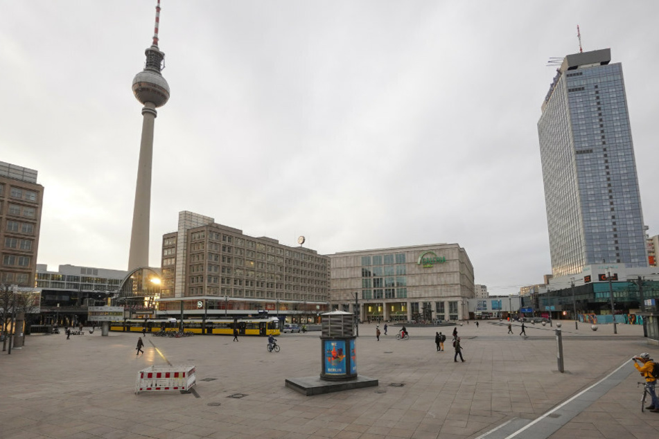 Nur relativ wenige Menschen sind auf dem Alexanderplatz zu sehen.