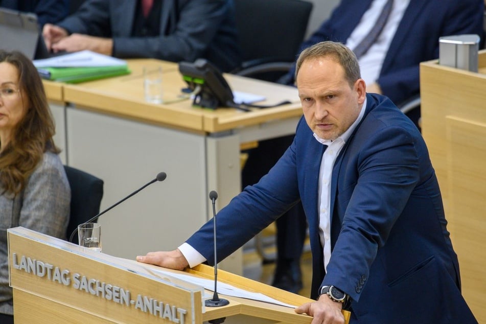 Der verkehrspolitische Sprecher der SPD-Landtagsfraktion, Falko Grube (r.), kritisiert die Deutsche Bahn. (Archivbild)