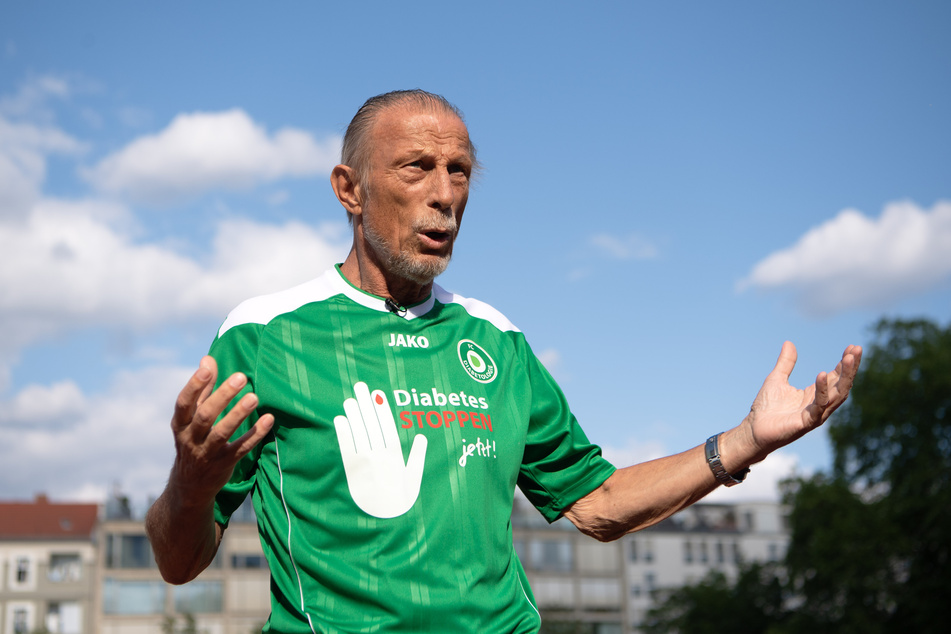 Im Juni dieses Jahres war der langjährige Bundesliga-Trainer im Rahmen eines Benefiz-Kicks auf den grünen Rasen zurückgekehrt.