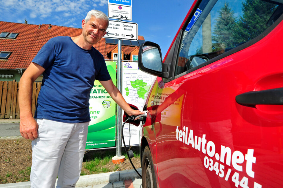 Stadtrat Volkmar Zschocke (55, Grüne) ist vom elektrischen Carsharing begeistert.