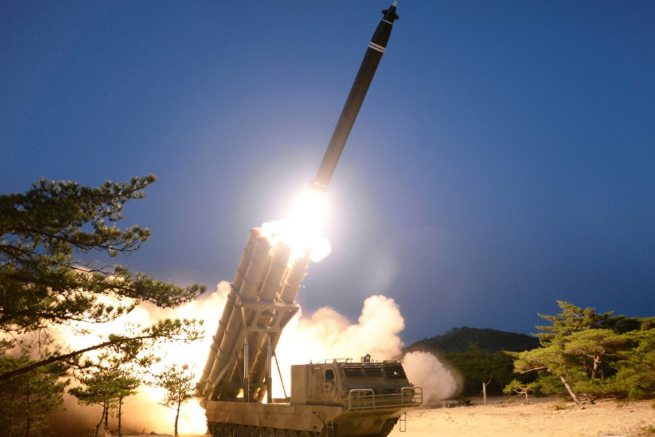 Dieses von KCNA zur Verfügung gestellte Foto zeigt einen Raketentest. Nordkorea hat nach Darstellung der Militärs einen "super großen Mehrfach-Raketenwerfer" eingesetzt.