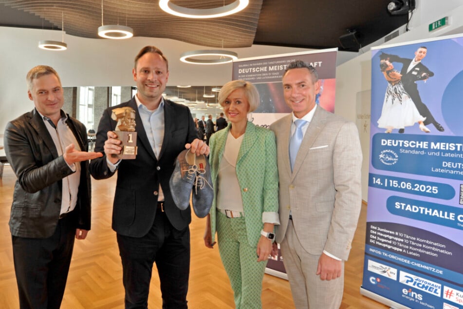 Freuen sich auf die Meisterschaft (v.l.): Henning Rechenberg (42), Schirmherr Alexander Dierks (37, CDU) mit Gewinnerpokal, Sindy Hohmann (44) und Tilo Kühl-Schimmel (51).