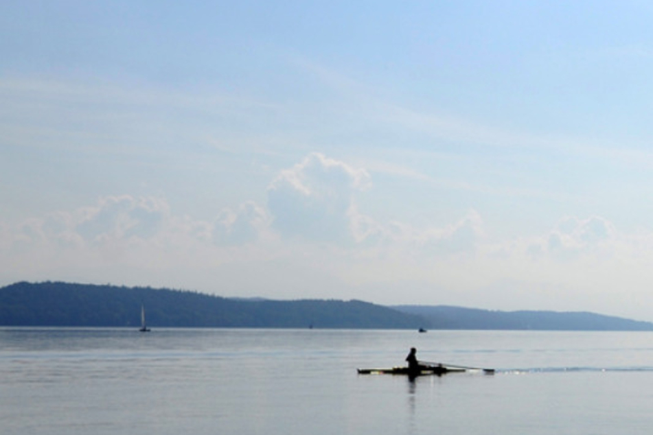 Ein Ruderer fährt über den Starnberger See (Oberbayern). 2015 ertrank hier ein Jugendlicher beim Training. (Symbolbild)