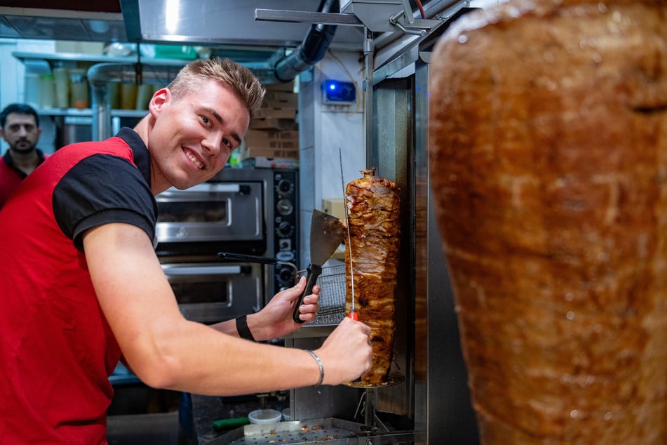 TAG24-Reporter Benjamin Schön (22) gibt sein Bestes beim Abschneiden des Fleisches.