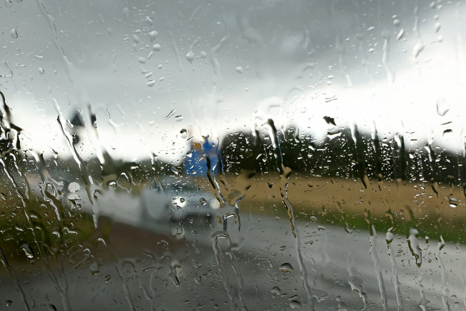 Am Sonntag ziehen vielerorts Regen und Gewitter über Nordrhein-Westfalen. (Symbolfoto)