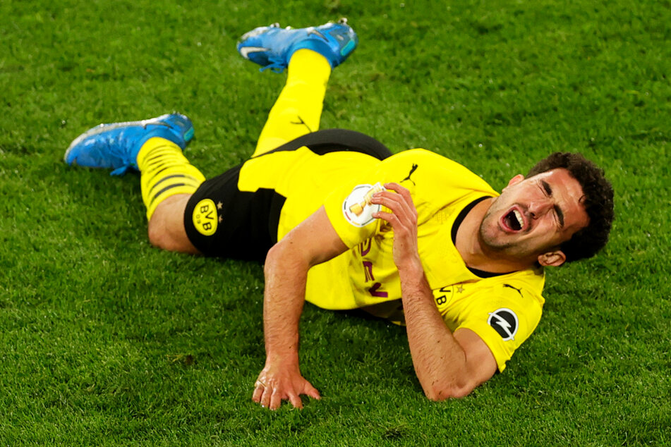 Die vermutlich schwere Verletzung von Mateu Morey (21) trübte den Einzug von Borussia Dortmund ins DFB-Pokalfinale sehr.