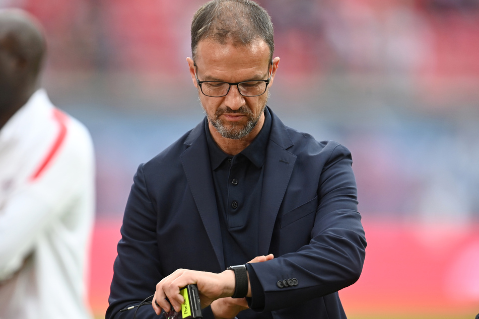 Sportvorstand Fredi Bobic (49) schaut sich das nicht länger mit an: Wer bei Hertha BSC nicht geimpft ist, muss jetzt selbst für die Tests aufkommen.
