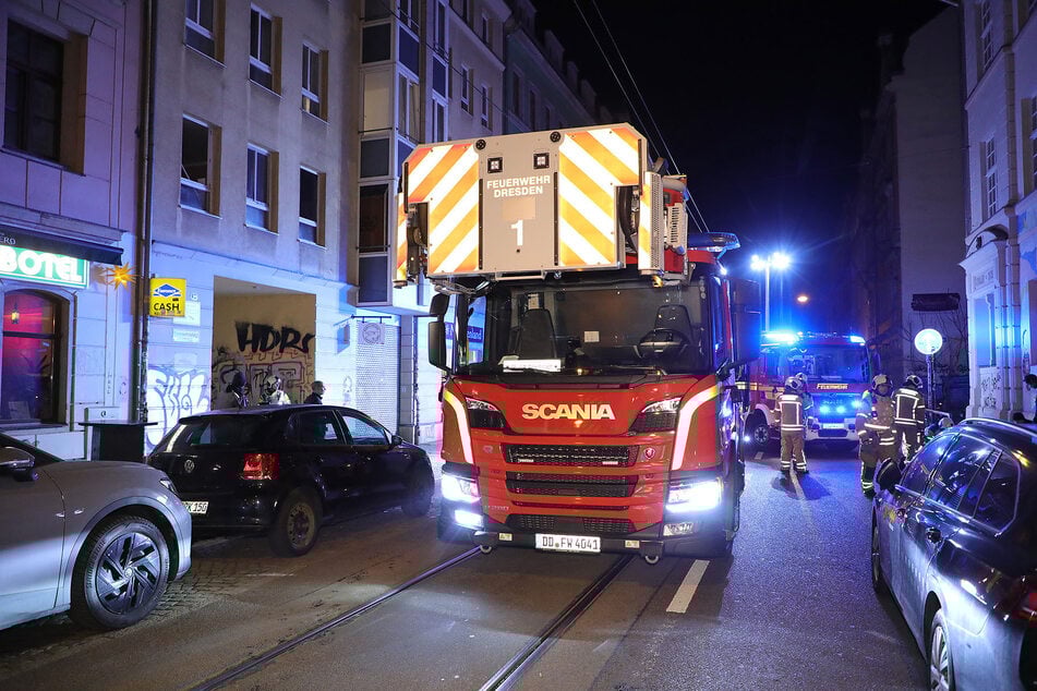Die Dresdner Feuerwehr war in der Nacht zu Donnerstag rund anderthalb Stunden auf der Görlitzer Straße im Einsatz.