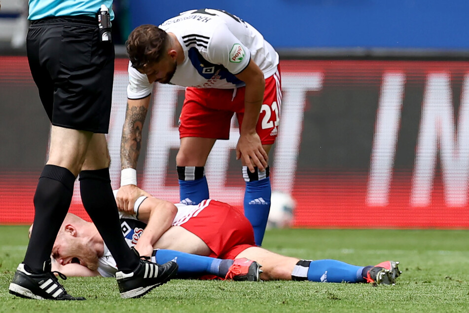 Hamburgs Rick van Drongelen liegt verletzt auf dem Spielfeld.