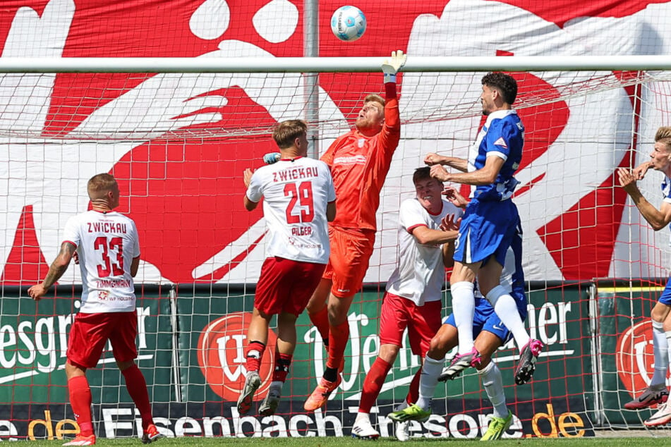 Die Alte Dame ließ FSV-Keeper Benjamin Leneis kaum Zeit zum Verschnaufen.