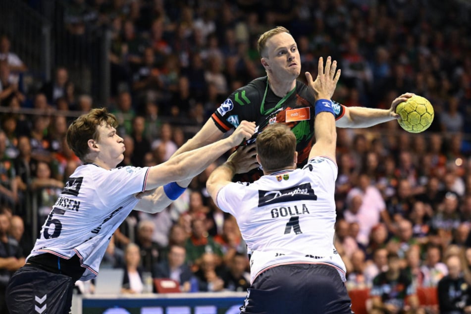 Magdeburgs Omar Ingi Magnusson (28, Mitte) im Spiel gegen die SG Flensburg-Handewitt.