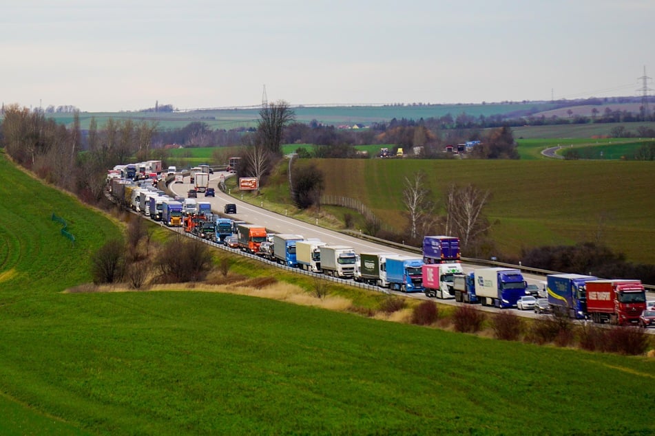 Die Autobahn musste gesperrt werden, was zu einem langen Stau führte.