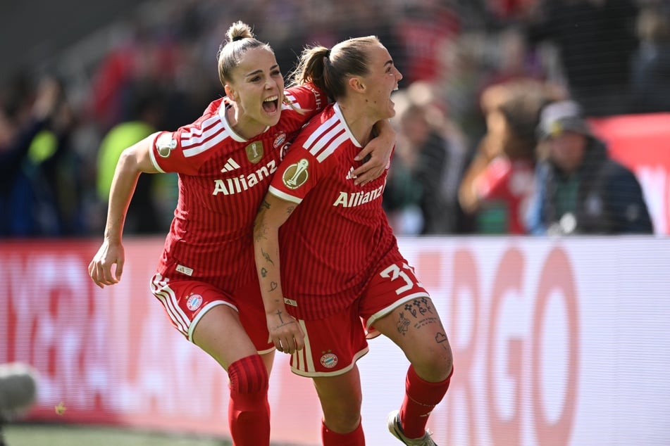 Georgia Stanway (27, rechts) bejubelt mit Teamkollegin Giulia Gwinn (26) ihren Führungstreffer für die Bayern.