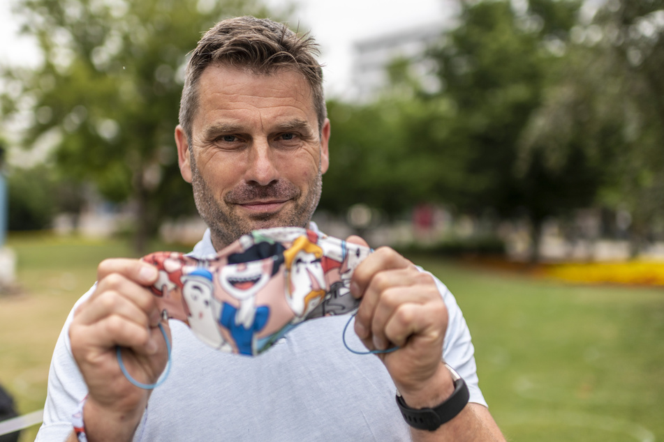 Veranstalter Ralf Schulze (53) zeigt eine Maske im Parksommer-Design.