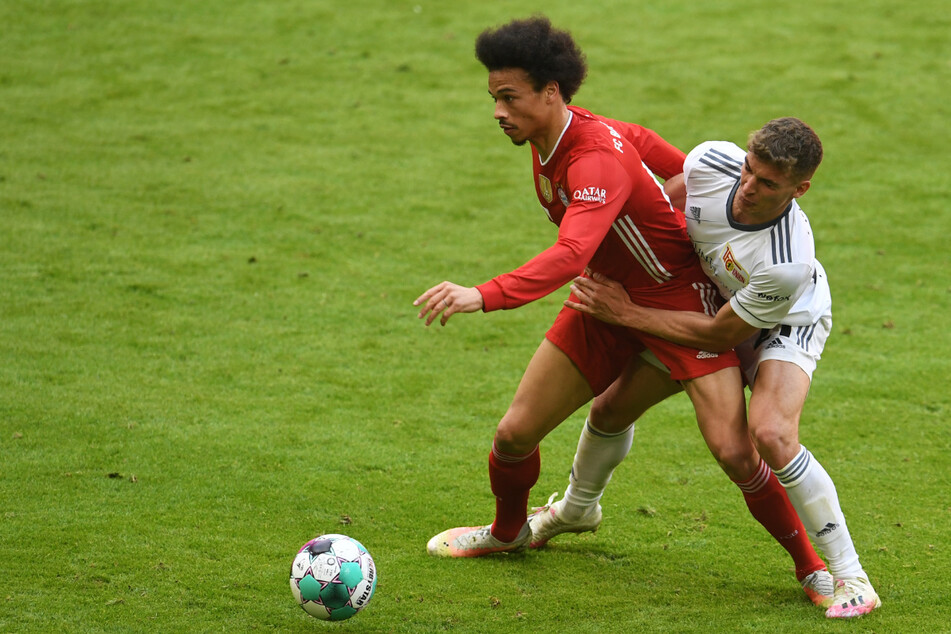 Voller Einsatz bei Unions Grischa Prömel (r.) gegen Bayern Leroy Sané. Union ist in dieser Saison gegen den FC Bayern ungeschlagen.
