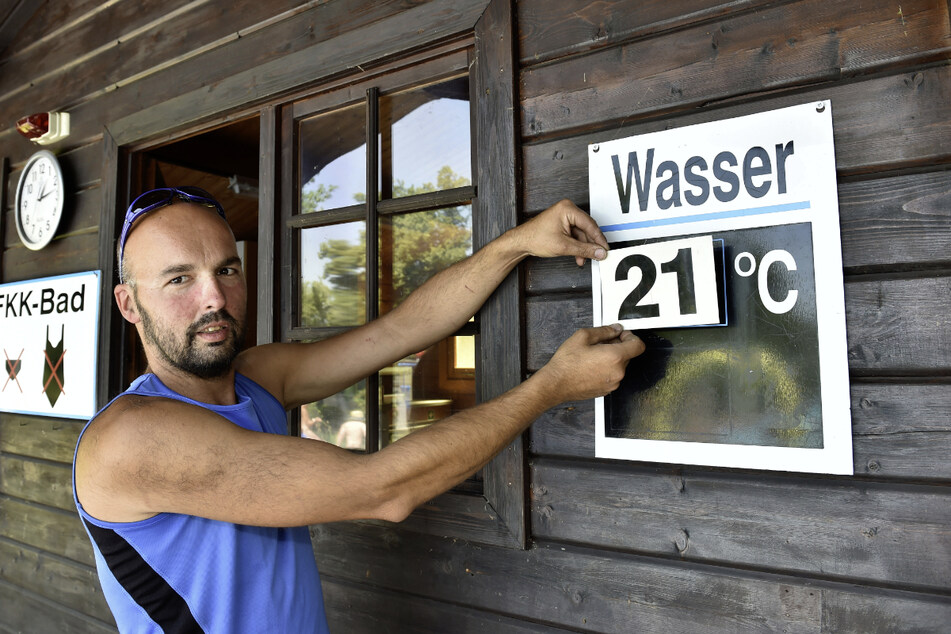 Bademeister Uwe Lehmann (42) hatte am Sonnabend viele Besucher bei hochsommerlichen Temperaturen.