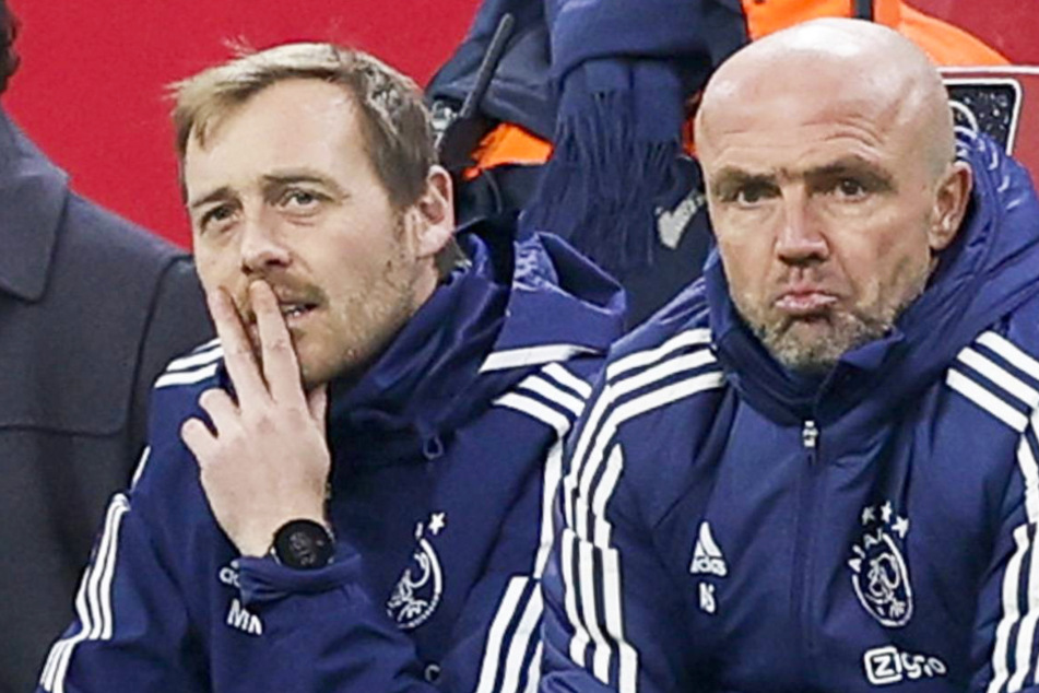 Cheftrainer Alfred Schreuder (50, r.) und Co-Trainer Matthias Kaltenbach (37, l.) saßen am Donnerstag das letzte Mal auf der Ajax-Bank.
