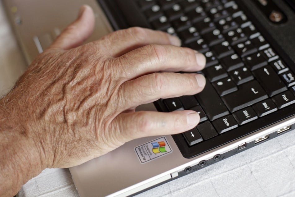 Was für ein Albtraum: Ein 73-Jähriger wurde beim Internetsurfen plötzlich von einer Stimme aus dem Laptop angesprochen. (Symbolbild)