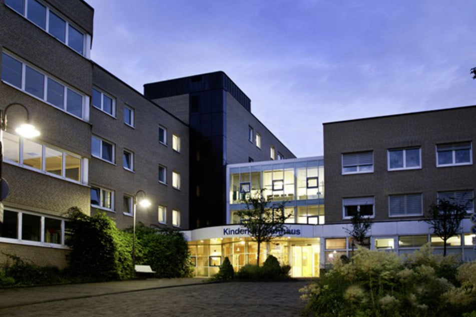 Das Kinderkrankenhaus an der Amsterdamer Straße in Köln-Nippes muss am Freitag eventuell evakuiert werden.