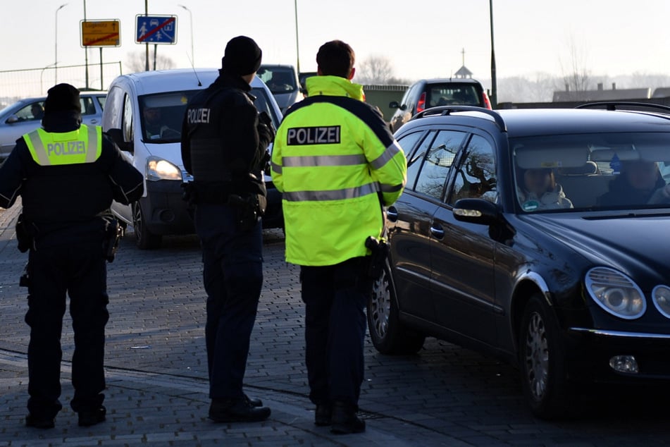 An der Grenze zur polnischen Stadt Łęknica überprüften Bundespolizisten am Samstag die Einhaltung der Böller-Vorschriften.