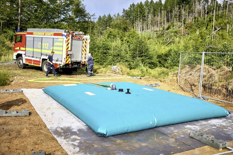 Das erste Löschwasserkissen wurde am gestrigen Dienstag im Nationalpark Sächsische Schweiz befüllt.