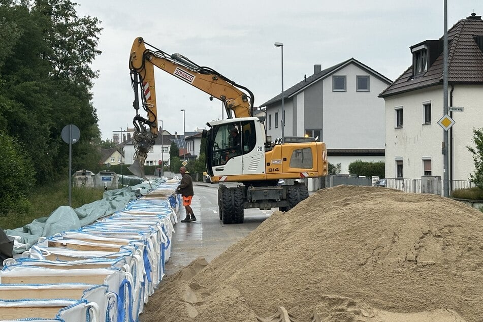 In Straubing schützen städtische Mitarbeiter eine Wohnsiedlung an der Donau auf etwa 400 Metern Länge mit Sandsäcken, sogenannten Big Packs.