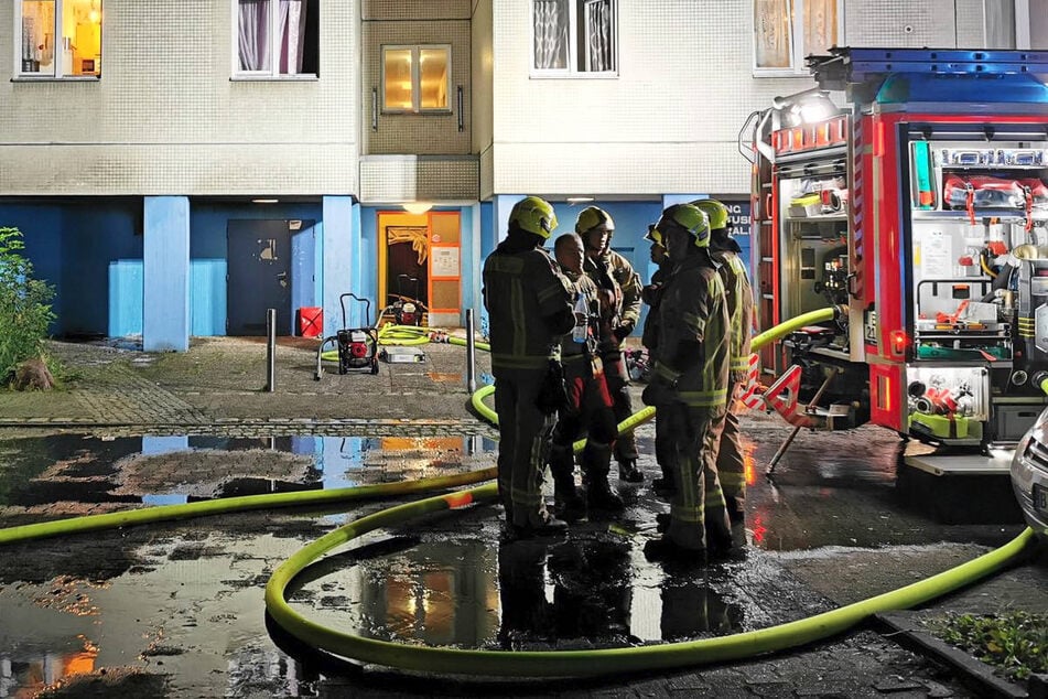 Berlin: Keller gehen in Flammen auf: Zwei Verletzte nach Brand in Staaken