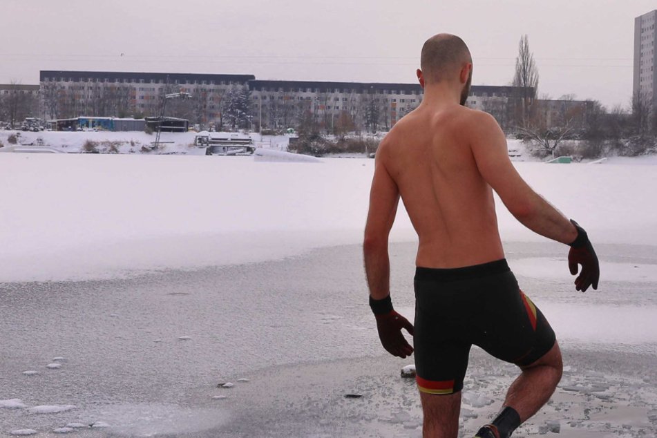 Dresden: Der ist doch nicht normal... Dieser Eisbader steigt bei minus zehn Grad in die "Kiesi" Leuben!