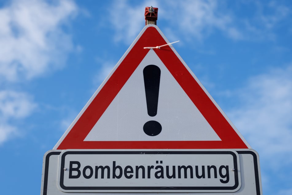 Aufgrund des Bombenfundes in Rodenkirchen müssen rund 3000 Anwohnerinnen und Anwohner am Dienstag evakuiert werden. (Symbolbild)