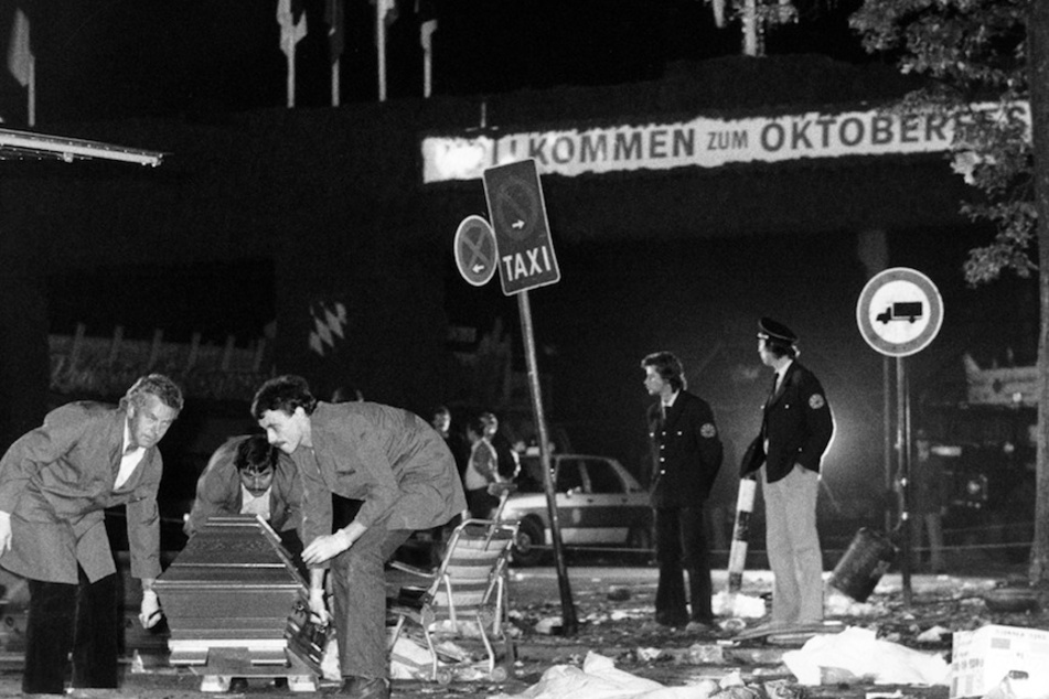 Ein Sarg wird am 26. September 1980 vom verwüsteten Tatort beim Oktoberfest weggetragen. (Archivbild)