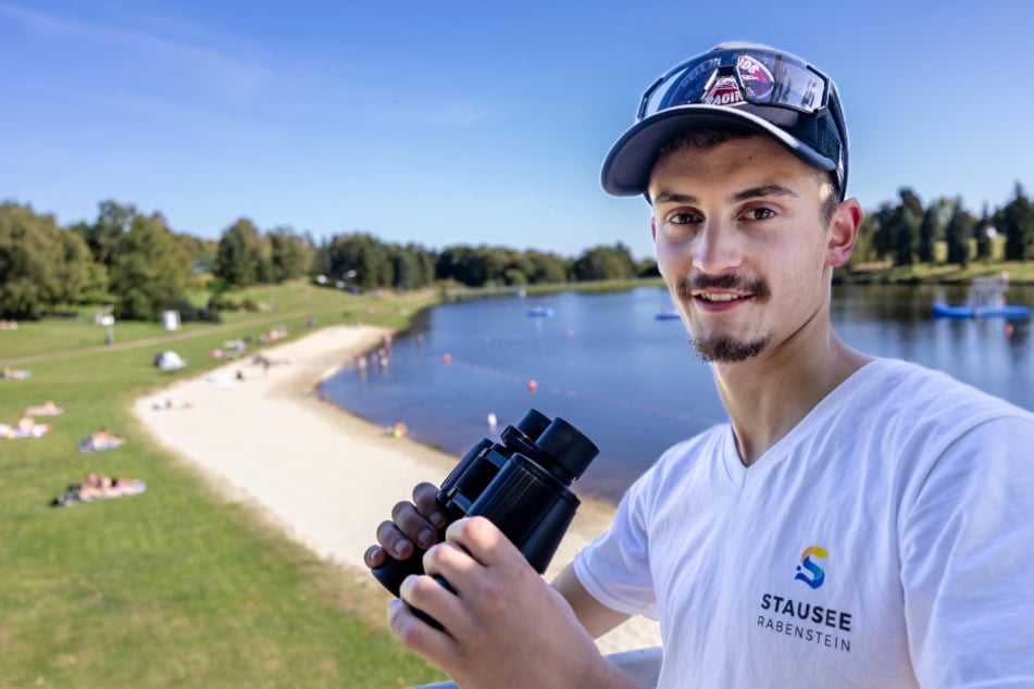 Rettungsschwimmer Lucas Sebastian (21) wacht auf dem Turm am Stausee Rabenstein über die Badegäste.