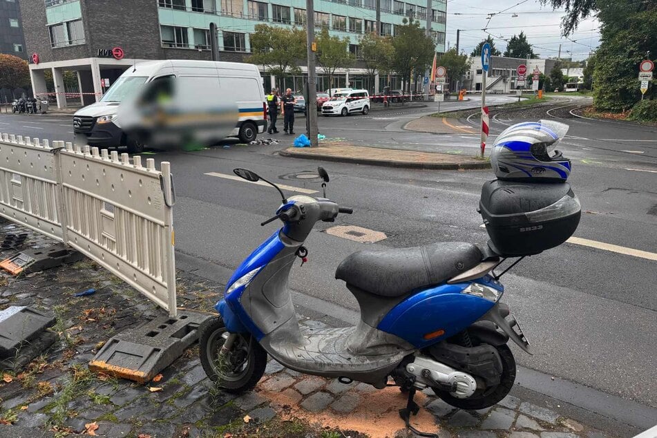 Der Roller des 36-Jährigen war am Dienstag in Braunsfeld unter einen Transporter geraten. Der Fahrer starb später im Krankenhaus.