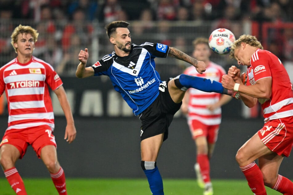 Für diese Aktion im Spiel gegen Union Berlin sah Fabio Vieira (M.) die Rote Karte.
