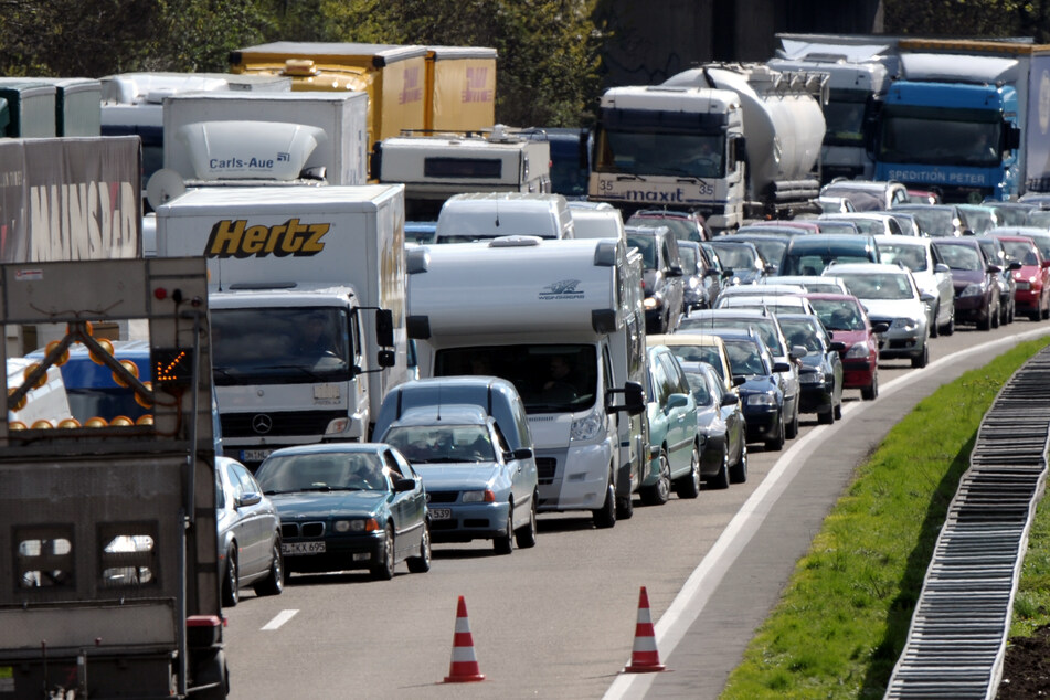 Autos stauen sich auf einem Streckenabschnitt der A1.
