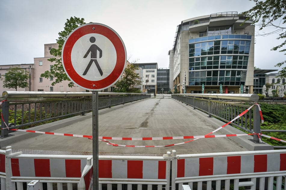 Aufgrund der Wetterprognose und nach Rücksprache mit der Landestalsperrenverwaltung ergriff die Stadt Chemnitz erste Maßnahmen zur Hochwasserabwehr. Die Fußgängerbrücke in der Fabrikstraße über den Fluss Chemnitz ist gesperrt und wurde um gut einen Meter angehoben.